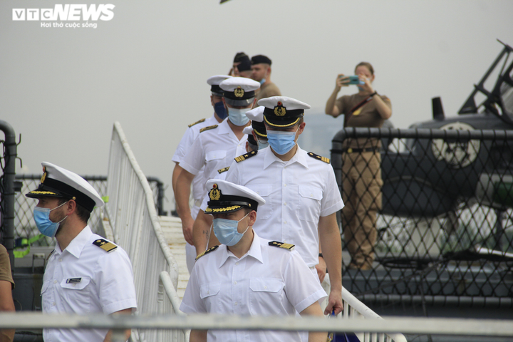 Ngắm khinh hạm Bayern của Hải quân Đức cập Bến cảng Nhà Rồng - 15