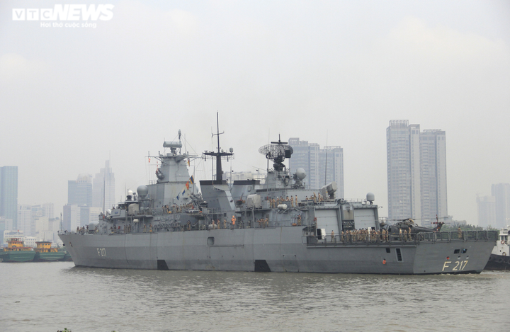 Ngắm khinh hạm Bayern của Hải quân Đức cập Bến cảng Nhà Rồng - 7