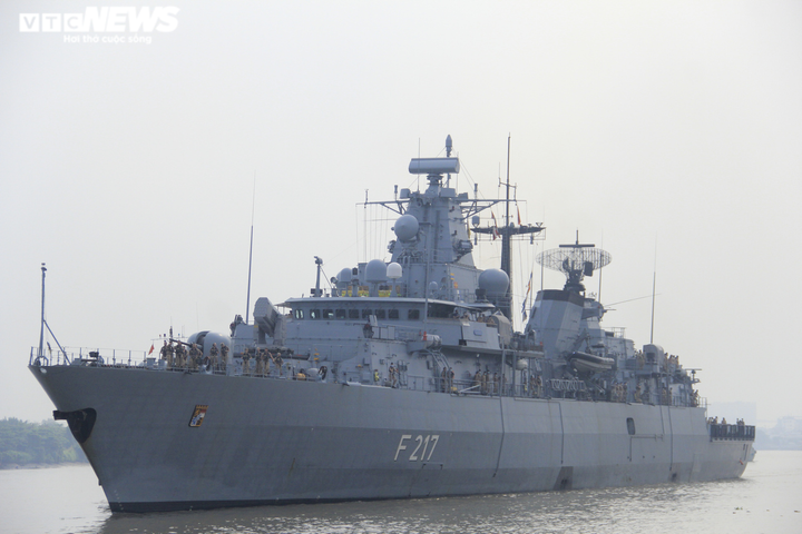 Ngắm khinh hạm Bayern của Hải quân Đức cập Bến cảng Nhà Rồng - 9