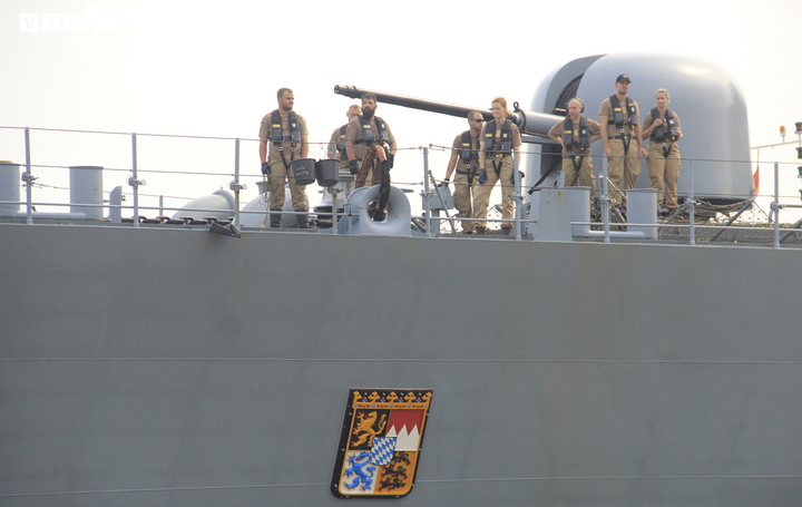 Ngắm khinh hạm Bayern của Hải quân Đức cập Bến cảng Nhà Rồng - 8