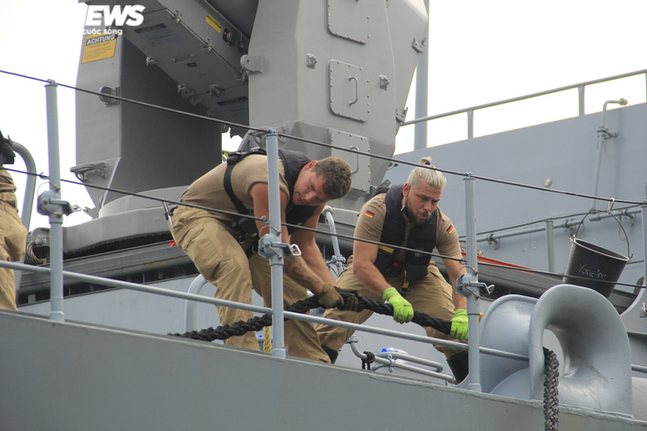 Ngắm khinh hạm Bayern của Hải quân Đức cập Bến cảng Nhà Rồng - 6