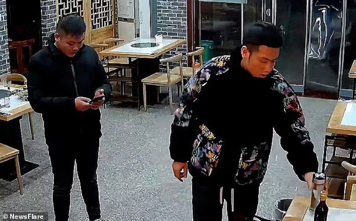 Trâu 'điên' lao vào nhà hàng, húc tung thực khách lên không - 1