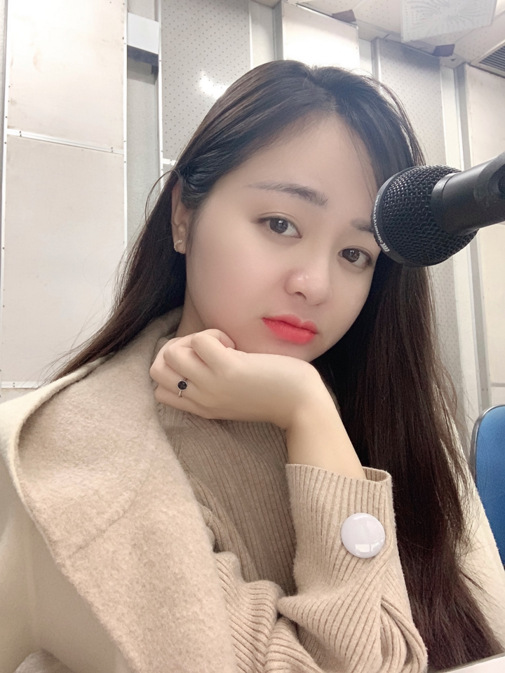 Ngỡ ngàng với nhan sắc phát thanh viên có giọng nói ngọt như đường của kênh FM90 - 1