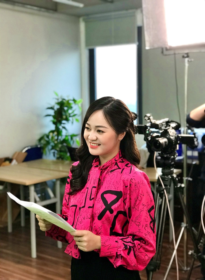 Ngỡ ngàng với nhan sắc phát thanh viên có giọng nói ngọt như đường của kênh FM90 - 2
