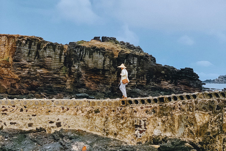 Phát hiện hồ cá bỏ hoang nổi lên như một công trình cổ giữa biển ở Việt Nam - 6