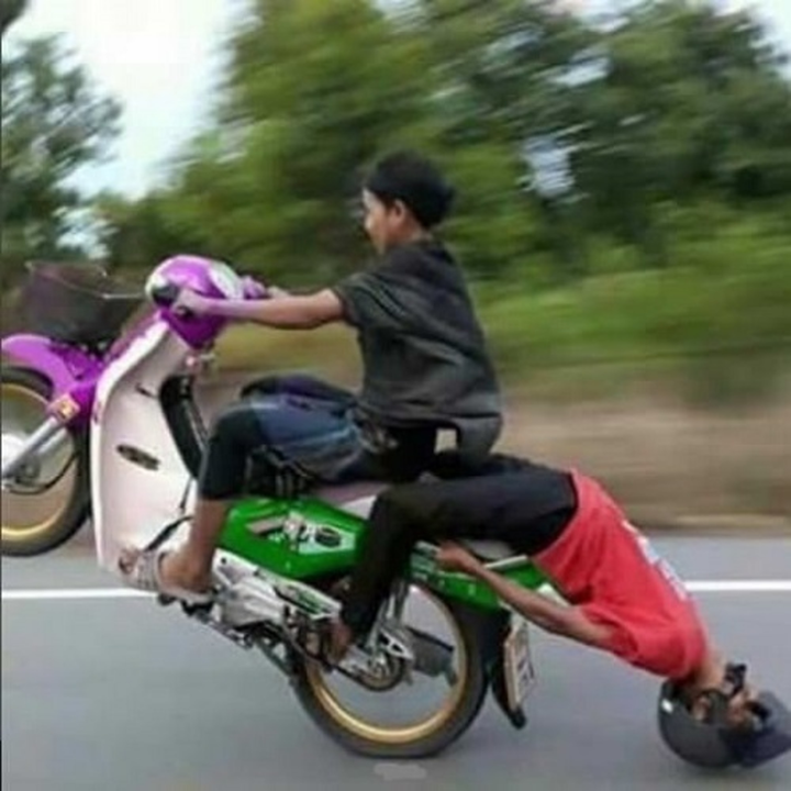 'Rớt tim' với phong cách lái xe của hội 'mê tốc độ', người ngồi sau chỉ có xỉu - 4