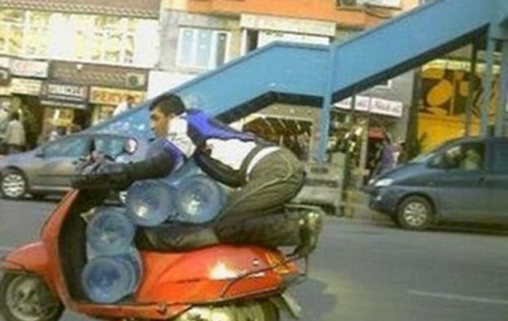 'Rớt tim' với phong cách lái xe của hội 'mê tốc độ', người ngồi sau chỉ có xỉu - 2