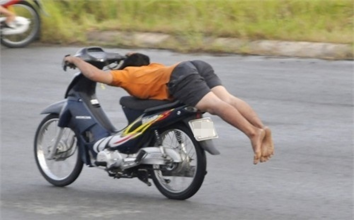 'Rớt tim' với phong cách lái xe của hội 'mê tốc độ', người ngồi sau chỉ có xỉu - 3