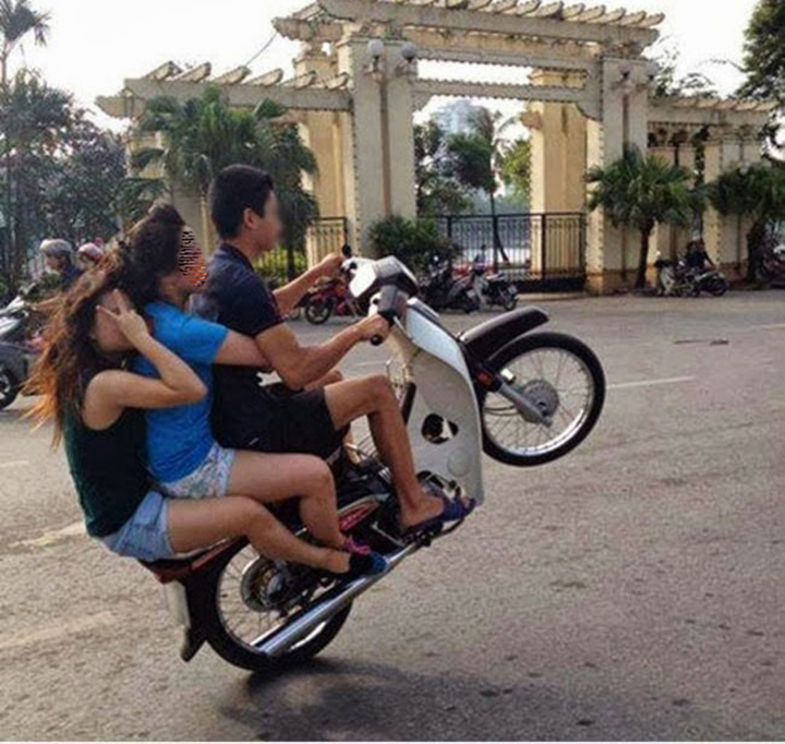 'Rớt tim' với phong cách lái xe của hội 'mê tốc độ', người ngồi sau chỉ có xỉu - 5