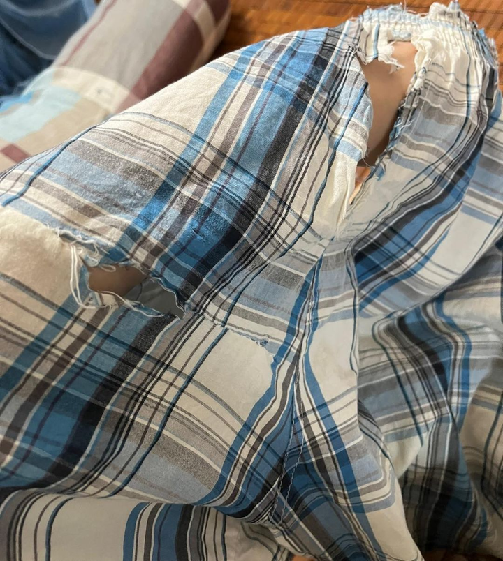 Quần rách tươm nhưng cậu bé vẫn quyết mặc không bỏ, lý do khiến ai nấy cảm động - 2