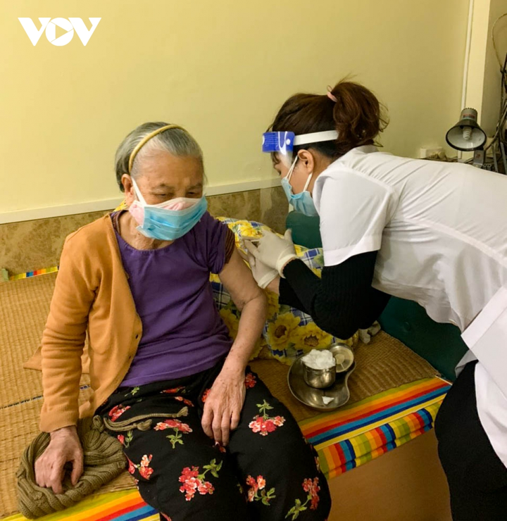Nhân viên y tế Hà Nội đến tận nhà tiêm vaccine COVID-19 cho người cao tuổi - 11