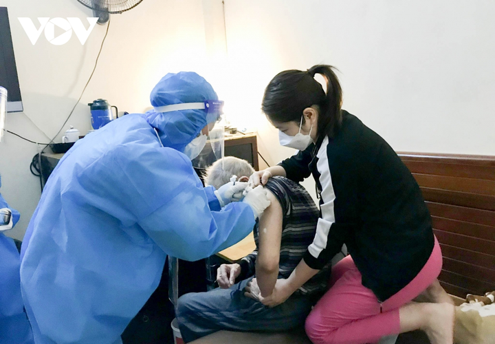 Nhân viên y tế Hà Nội đến tận nhà tiêm vaccine COVID-19 cho người cao tuổi - 9