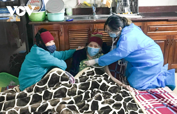 Nhân viên y tế Hà Nội đến tận nhà tiêm vaccine COVID-19 cho người cao tuổi - 5