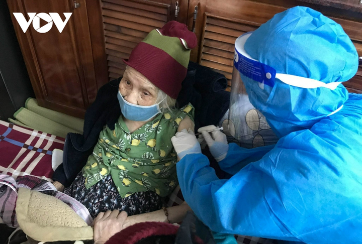 Nhân viên y tế Hà Nội đến tận nhà tiêm vaccine COVID-19 cho người cao tuổi - 8