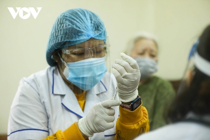 Nhân viên y tế Hà Nội đến tận nhà tiêm vaccine COVID-19 cho người cao tuổi - 6