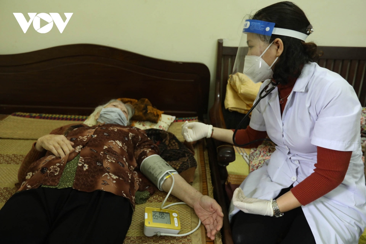 Nhân viên y tế Hà Nội đến tận nhà tiêm vaccine COVID-19 cho người cao tuổi - 3