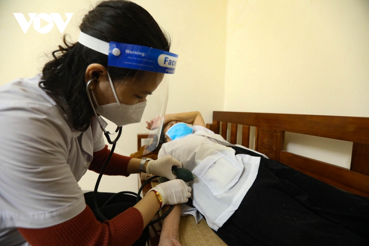 Nhân viên y tế Hà Nội đến tận nhà tiêm vaccine COVID-19 cho người cao tuổi - 4