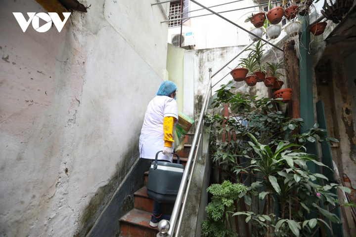 Nhân viên y tế Hà Nội đến tận nhà tiêm vaccine COVID-19 cho người cao tuổi - 2