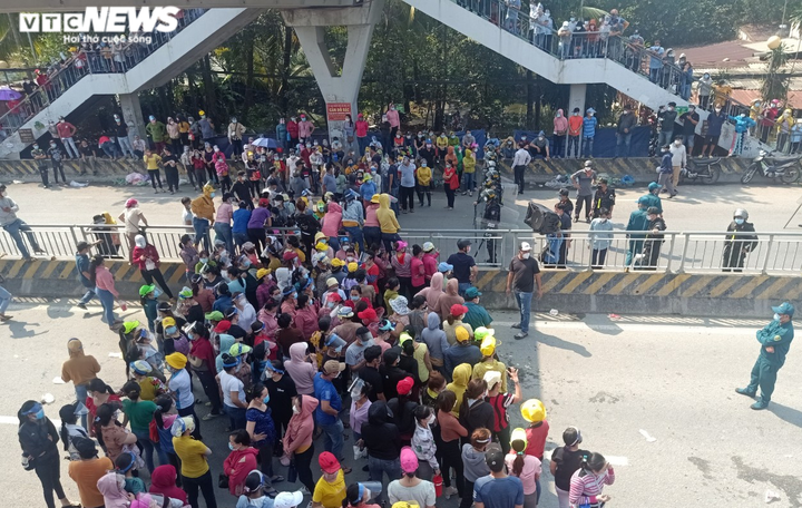 Công ty PouChen giảm thưởng Tết, công nhân ngừng việc, tràn ra Quốc lộ 1K - 1