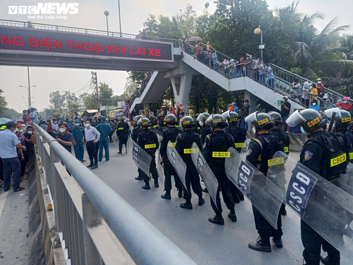 Công ty PouChen giảm thưởng Tết, công nhân ngừng việc, tràn ra Quốc lộ 1K - 2