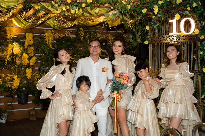 Những mẹ kế được con chồng yêu thương trong showbiz Việt - 9