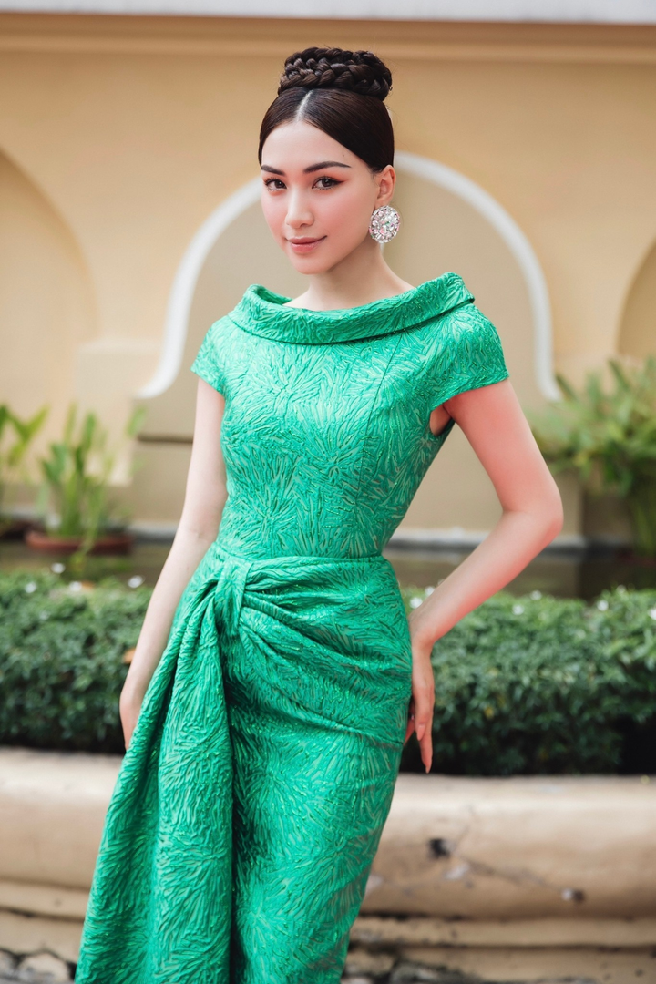 Hoà Minzy hài hước đăng loạt ảnh đứng lọt thỏm giữa dàn hoa hậu - 10