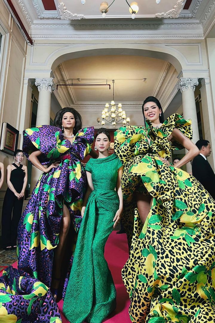 Hoà Minzy hài hước đăng loạt ảnh đứng lọt thỏm giữa dàn hoa hậu - 2