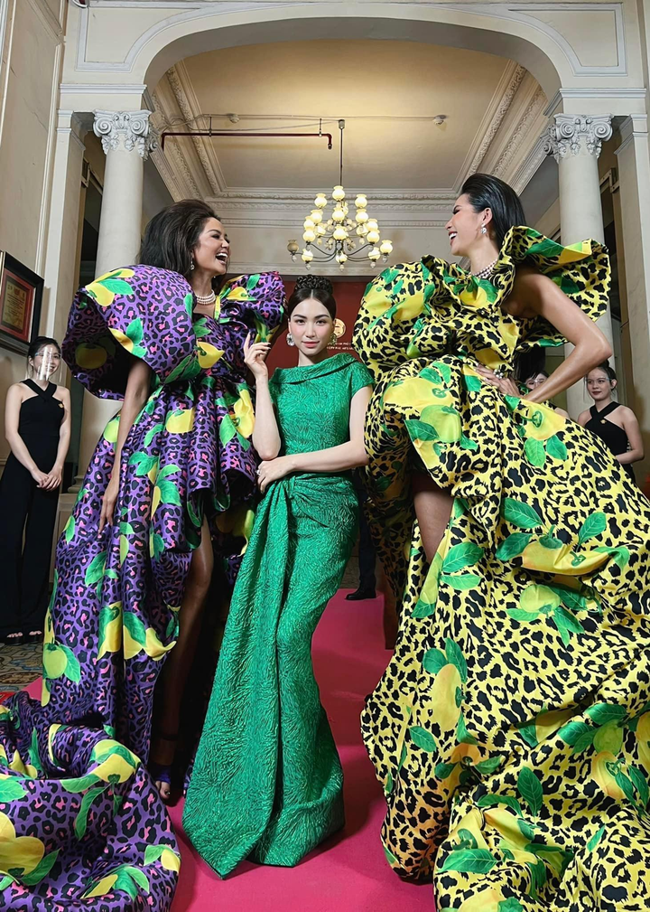 Hoà Minzy hài hước đăng loạt ảnh đứng lọt thỏm giữa dàn hoa hậu - 3