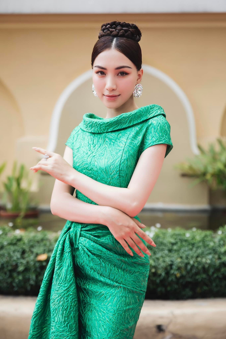 Hoà Minzy hài hước đăng loạt ảnh đứng lọt thỏm giữa dàn hoa hậu - 9