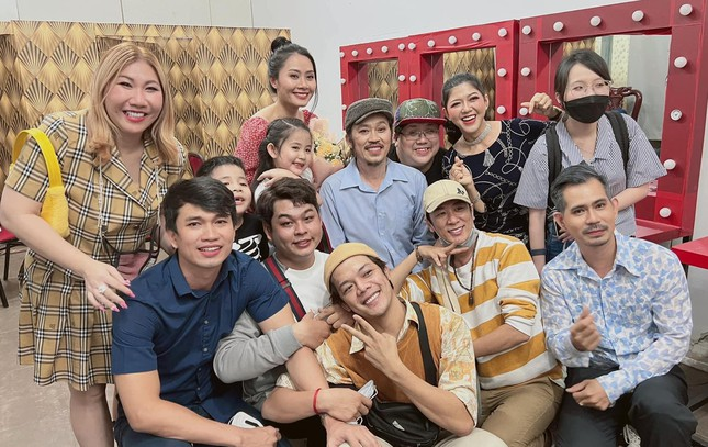 Sân khấu cháy vé khi Hoài Linh trở lại - 1