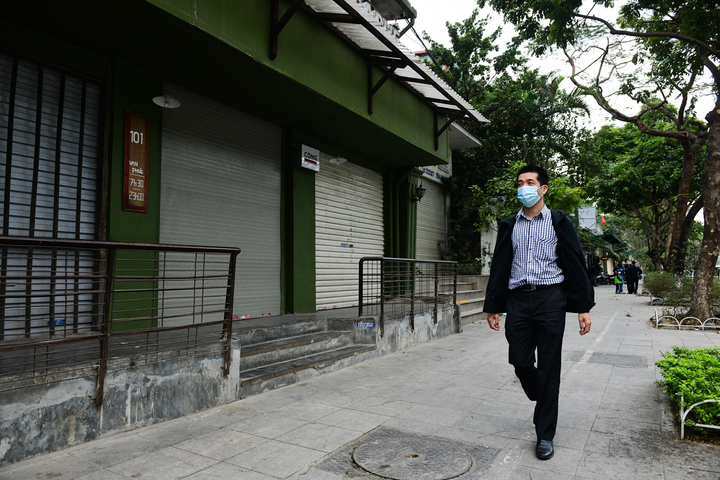 Hàng ăn, chuỗi cà phê ở Hà Nội đóng cửa, không bán mang về - 10