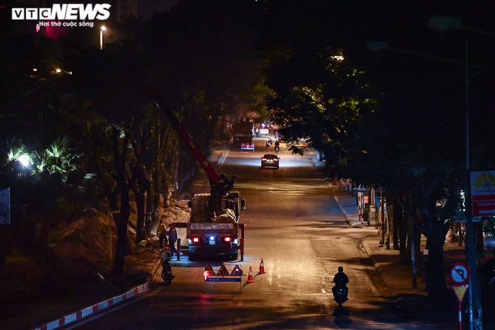 Trắng đêm di dời, chặt hạ 400 cây xanh, mở rộng đường Hoàng Quốc Việt ở Hà Nội - 1