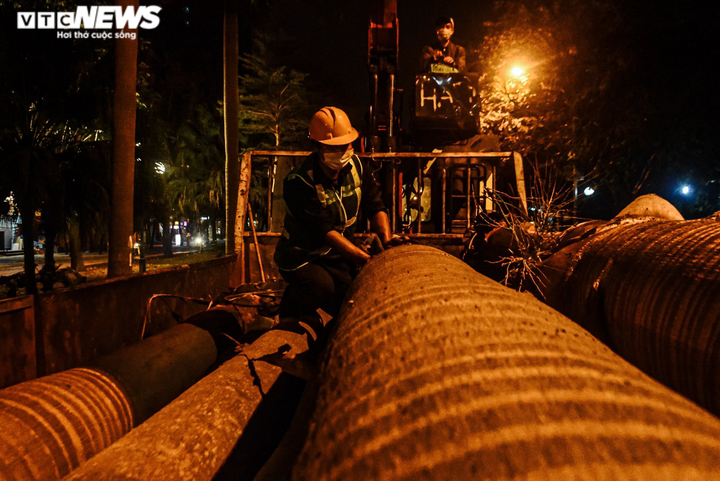 Trắng đêm di dời, chặt hạ 400 cây xanh, mở rộng đường Hoàng Quốc Việt ở Hà Nội - 12