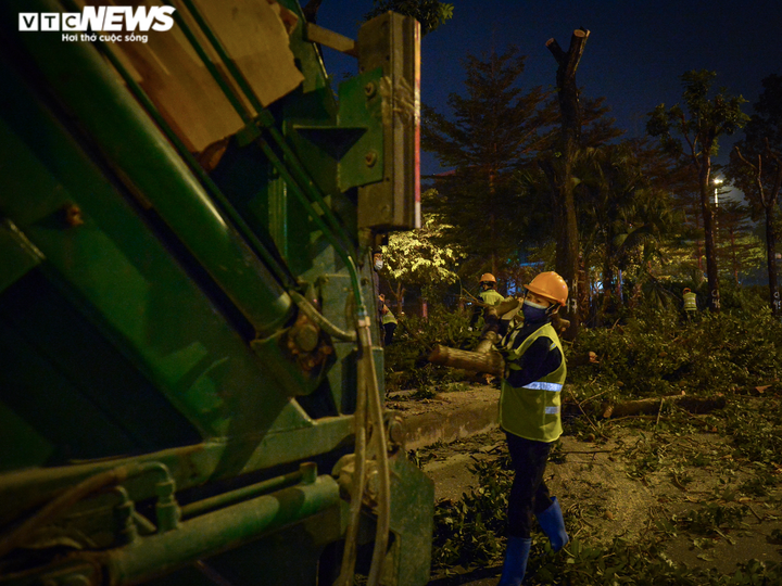 Trắng đêm di dời, chặt hạ 400 cây xanh, mở rộng đường Hoàng Quốc Việt ở Hà Nội - 6