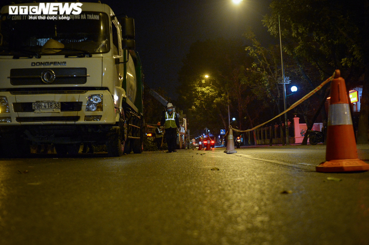 Trắng đêm di dời, chặt hạ 400 cây xanh, mở rộng đường Hoàng Quốc Việt ở Hà Nội - 2