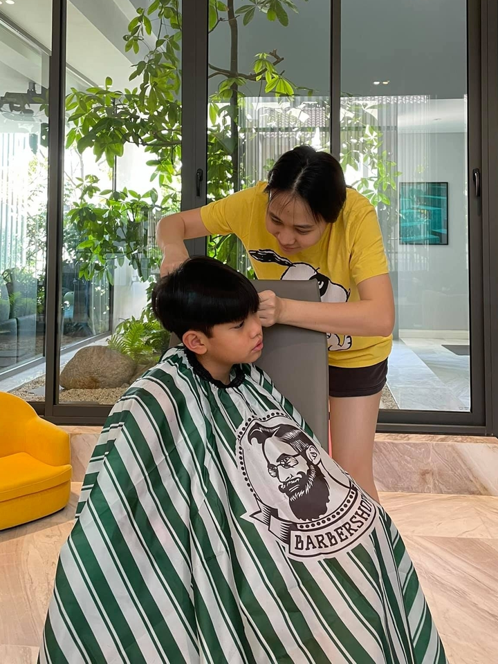 Những mẹ kế được con chồng yêu thương trong showbiz Việt - 4