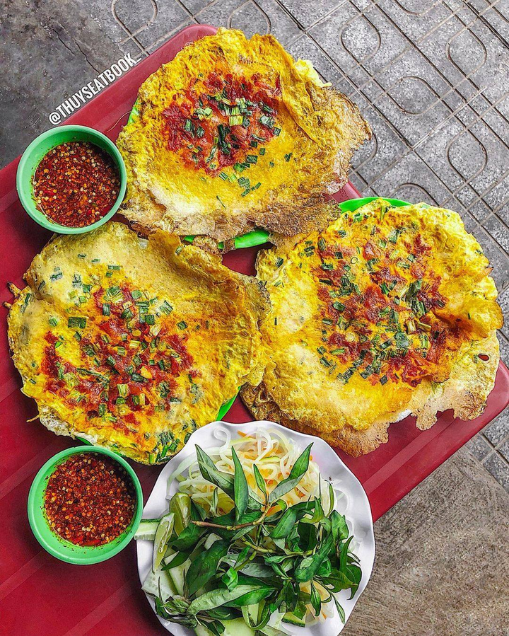 Về Huế thưởng thức món bánh ép lạ miệng, giá rẻ bèo mà ăn mãi không chán - 1