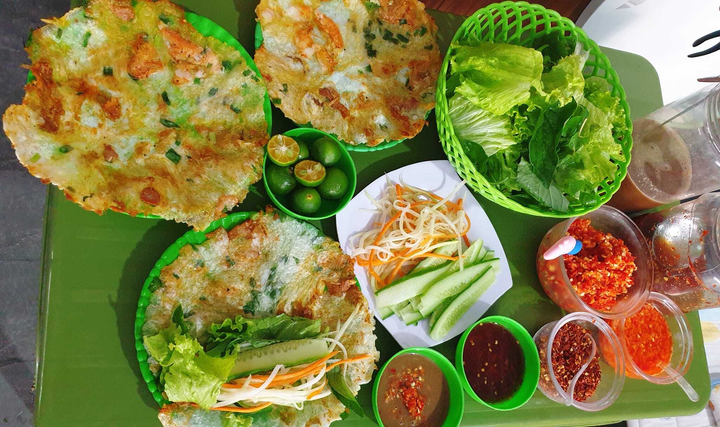 Về Huế thưởng thức món bánh ép lạ miệng, giá rẻ bèo mà ăn mãi không chán - 6