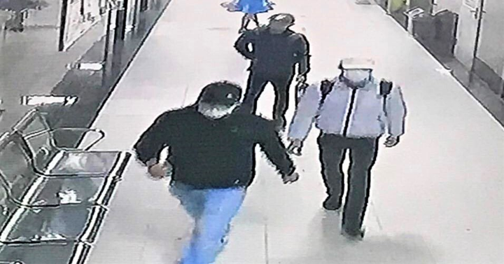 Trích xuất camera tìm 3 kẻ xông vào căn hộ xịt hơi cay, cướp điện thoại ở Hà Nội - 1