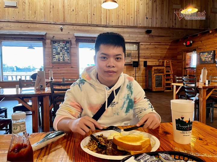 Du học sinh Việt: 'Mang tiền về cho mẹ là mong ước của em' - 2