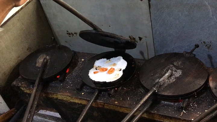 Về Huế thưởng thức món bánh ép lạ miệng, giá rẻ bèo mà ăn mãi không chán - 4