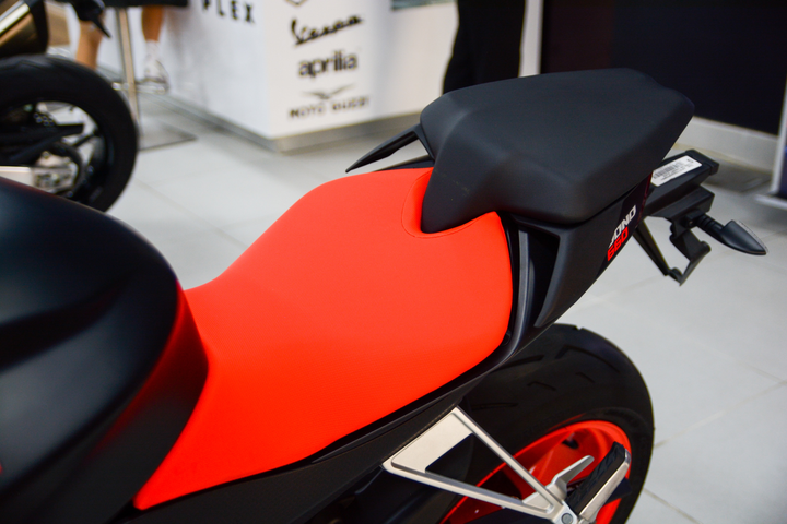 Cận cảnh Aprilia Tuono 660, nakedbike tầm trung giá 475 triệu đồng - 6