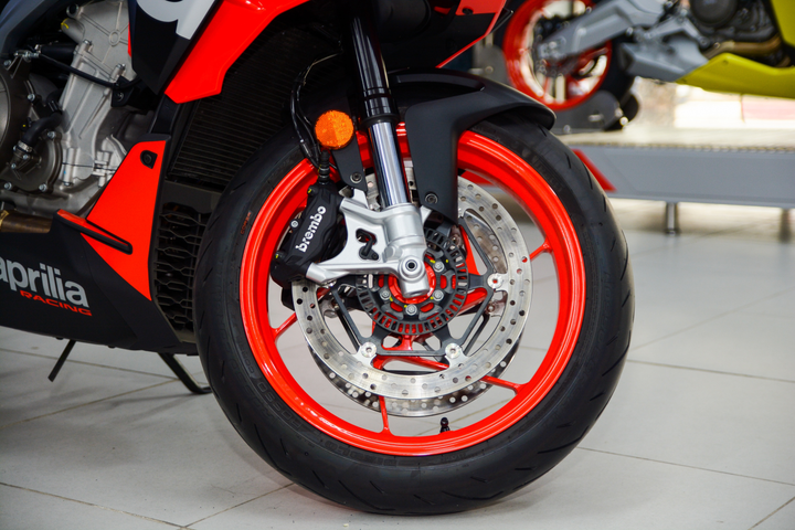 Cận cảnh Aprilia Tuono 660, nakedbike tầm trung giá 475 triệu đồng - 4