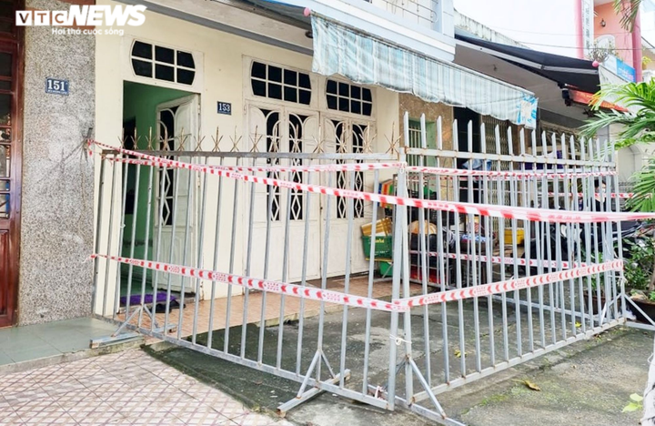 Đà Nẵng: Không thực hiện cách ly, 1 gia đình bị rào cứng bằng hàng rào sắt - 1