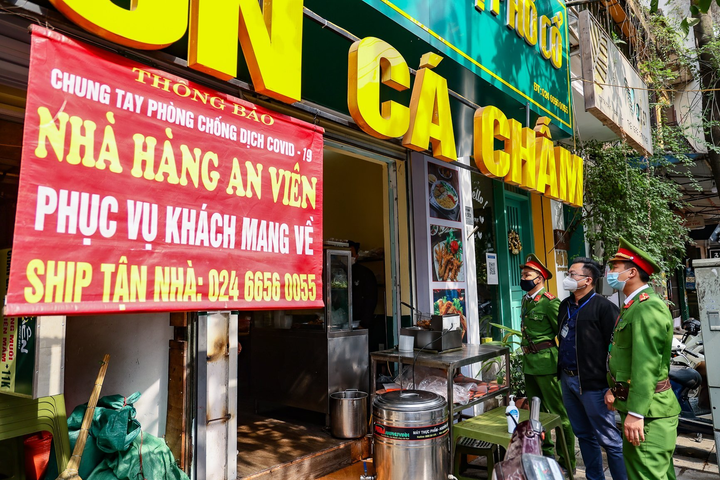 Chuyên gia: Hơn 2.000 ca COVID-19/ngày, Hà Nội cần thay đổi cách chống dịch - 1