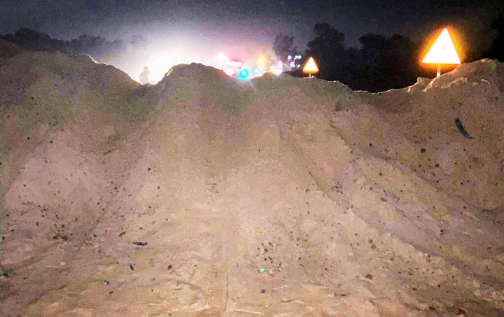 Chạy xe máy tông vào đống cát, 4 người trong gia đình thương vong - 1