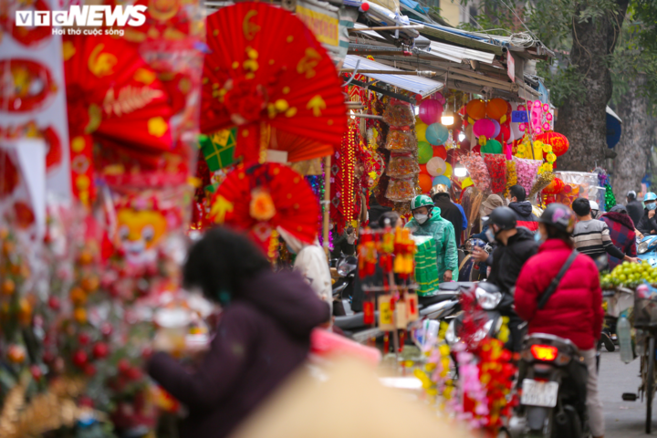 Ảnh: Hàng Mã trang hoàng rực rỡ, người dân Thủ đô tấp nập sắm đồ trang trí Tết - 10