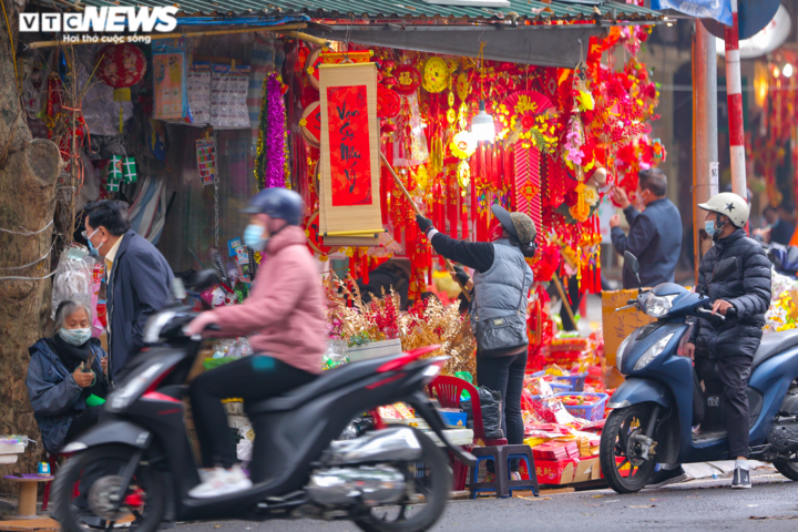 Ảnh: Hàng Mã trang hoàng rực rỡ, người dân Thủ đô tấp nập sắm đồ trang trí Tết - 5