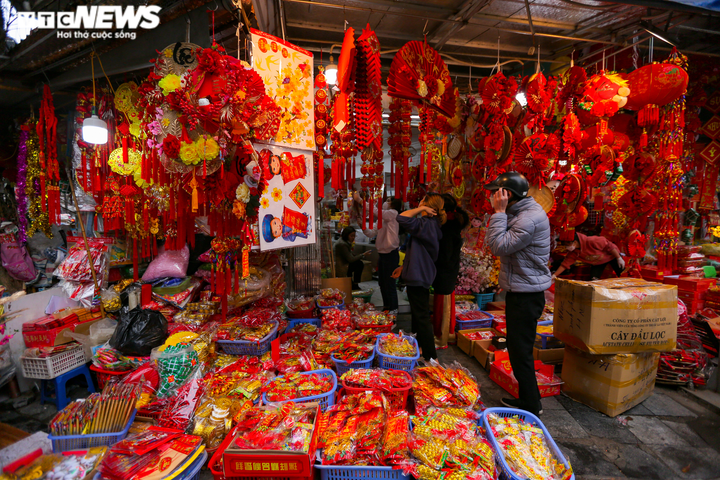 Ảnh: Hàng Mã trang hoàng rực rỡ, người dân Thủ đô tấp nập sắm đồ trang trí Tết - 3