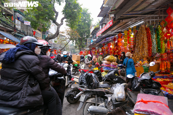 Ảnh: Hàng Mã trang hoàng rực rỡ, người dân Thủ đô tấp nập sắm đồ trang trí Tết - 2